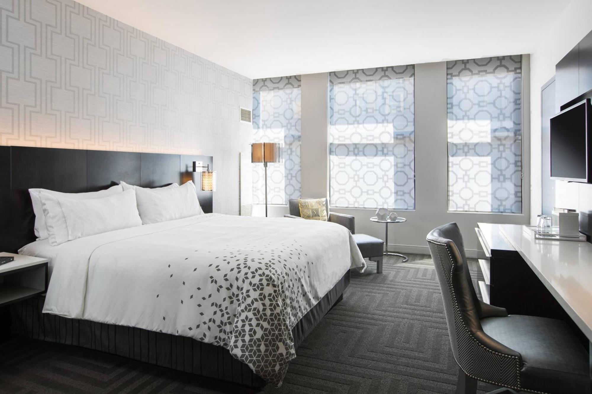 Renaissance Downtown 4*